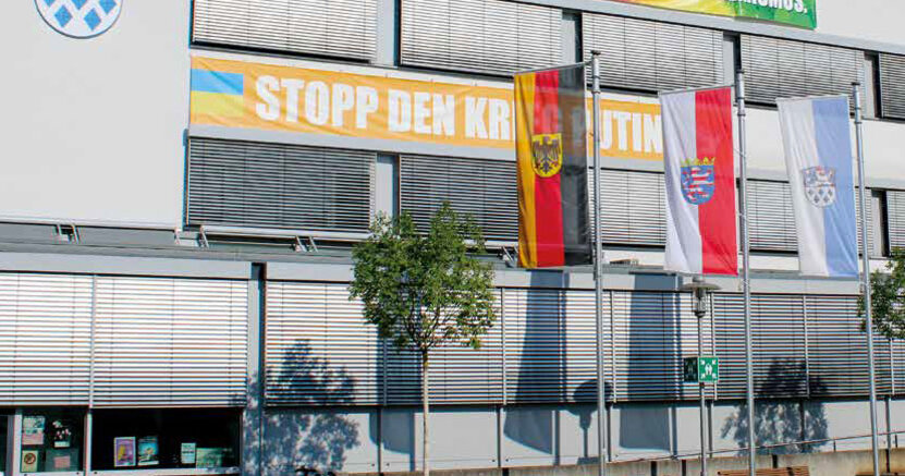 Titelseite der Informations- und Bürgerbroschüre 2026. Zu sehen ist die Titelseite der Informations- und Bürgerbroschüre 2026 mit dem Riedstädter Rathaus.