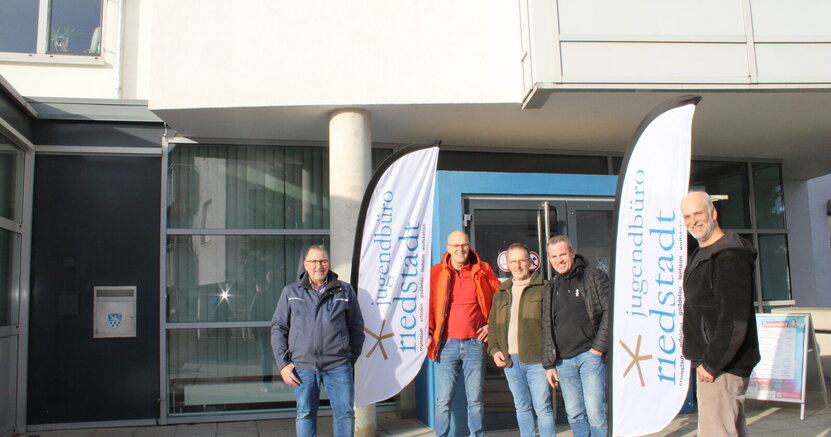 Christian Lorenz, Peter Philipp, Michael Klosterhalfen und Marc Gaillard vom Linux-Café sowie Jugendpfleger Heiko Wambold (v.li.) mit den neuen Beach-Flags des Jugendbüros.