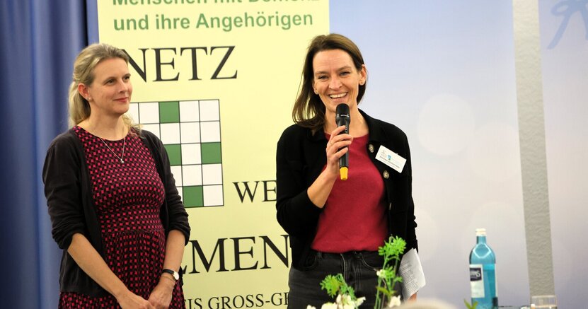 Stefanie Drozdzynski vom Netzwerk Demenz (rechts) mit Peggy Elfmann bei der Begrüßung.