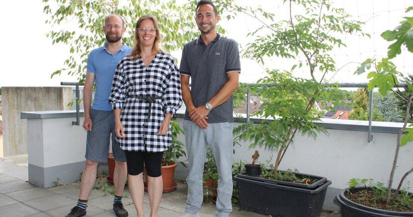 Das erweiterte Team des Sanierungsmanagements freut sich auf die gemeinsamen Aufgaben: Benjamin Krick, Sandra Seum und Jörg Glock (v.li.) Auf einer Dachterrasse des Riedstädter Rathauses stehen Benjamin Glock, Sandra Seum und Jörg Glock vom Sanierungsmanagement vor Kübeln mit Pflanzen.