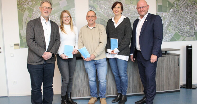 Bürgermeister Thomas Raschel und die Hauptamts- und Personalamtsleitungen Jacqueline Wempe und Manuel Christanz aus Stockstadt mit Jennifer Muth und Bürgermeister Marcus Kretschmann aus Riedstadt mit den Broschüren über Gesundheitssportangebote.