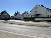 Ist-Zustand: Vollständig versiegelte Baumscheibe im Oster der Heinrich-Heine-Straße (07.04.2025) Ist-Zustand: Vollständig versiegelte Baumscheibe im Oster der Heinrich-Heine-Straße (07.04.2025)