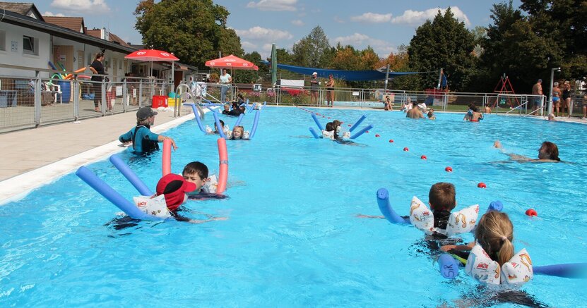 Im Freibad Crumstadt finden – wie auch im Freibad Goddelau - in den Sommerferien wieder Schwimmkurse statt Kinder schwimmen im Freibad Crumstadt mit Hilfe von Nudeln und üben Schwimmbewegungen.