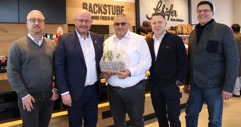 Immobilienprojektentwickler Sebastian Sinn, Bürgermeister Marcus Kretschmann, Vertriebsleiter Mehmet Bulut, Geschäftsführer Vertrieb und Marketing Helmut Moll und Expansionsmanager Argyris Mylonas (v.li.) in der neu eröffneten Filiale. Von links zu sehen sind Immobilienprojektentwickler Sebastian Sinn, Bürgermeister Marcus Kretschmann, Vertriebsleiter Mehmet Bulut, Geschäftsführer Vertrieb und Marketing Helmut Moll und Expansionsmanager Argyris Mylonas in der neu eröffneten Filiale.