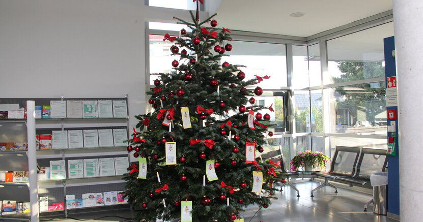 Neben einer Online-Version wird es auch wieder einen Wunschbaum im Rathausfoyer geben. Zu sehen ist der Wunschbaum im Foyer des Rathauses. Geschmückt ist er mit Weihnachtskugeln und den Wunschzetteln der Kinder.