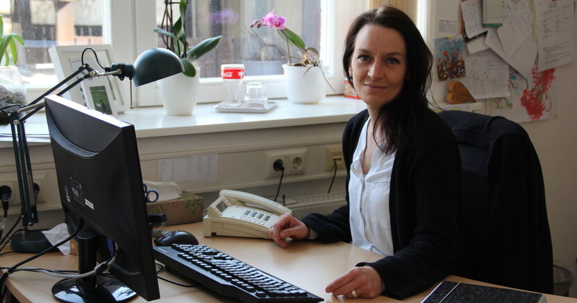 Die Leiterin der Beratungsstelle, Stefanie Drozdzynski, lädt zum nächsten Pflegestammtisch ein. Die Leiterin der Beratungsstelle Stefanie Drozdzynski sitzt an ihrem Schreibtisch