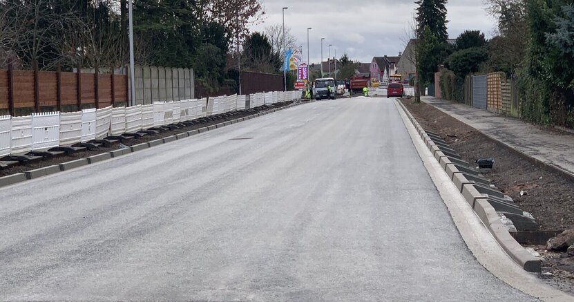 Im ersten Ausschreibungsabschnitt der Ortsdurchfahrt Leeheim wird zurzeit wie geplant gebaut. Zu sehen ist ein neu asphaltierter Straßenabschnitt der Ortsdurchfahrt.