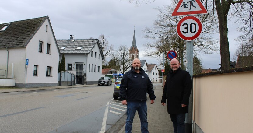Der Leiter der Stadtpolizei Uwe Gremm und Bürgermeister Marcus Kretschmann (v.li.) vor einem Tempo-30-Schild in der Groß-Gerauer Straße. Der Leiter der Stadtpolizei Uwe Gremm und Bürgermeister Marcus Kretschmann (v.li.) vor einem Tempo-30-Schild in der Groß-Gerauer Straße.