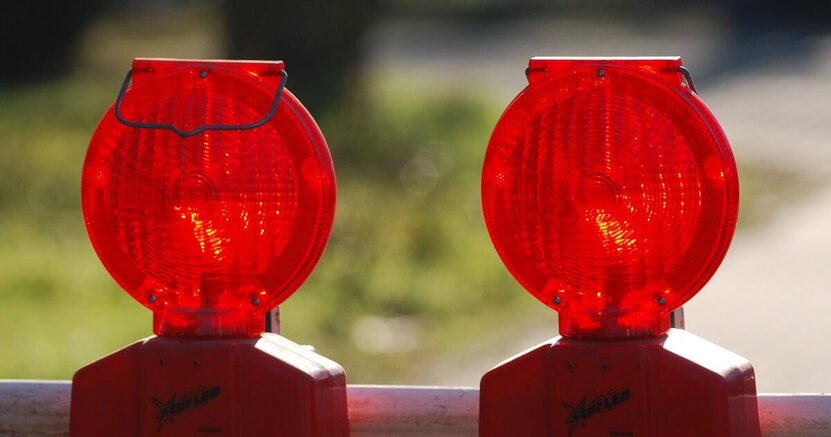 Eine Warnbarke mit zwei roten, runden Reflektoren