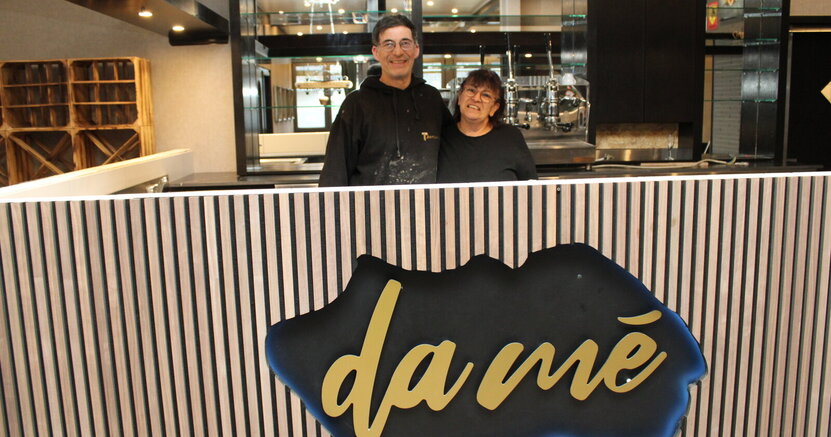 Enzo und Nora Santacroce freuen sich auf die Neueröffnung ihres Restaurants „da mé“ im Bürgerhaus Wolfskehlen. Enzo und Nora Santacroce stehen hinter der Theke im Bürgerhaus mit der Aufschrift "da mé"