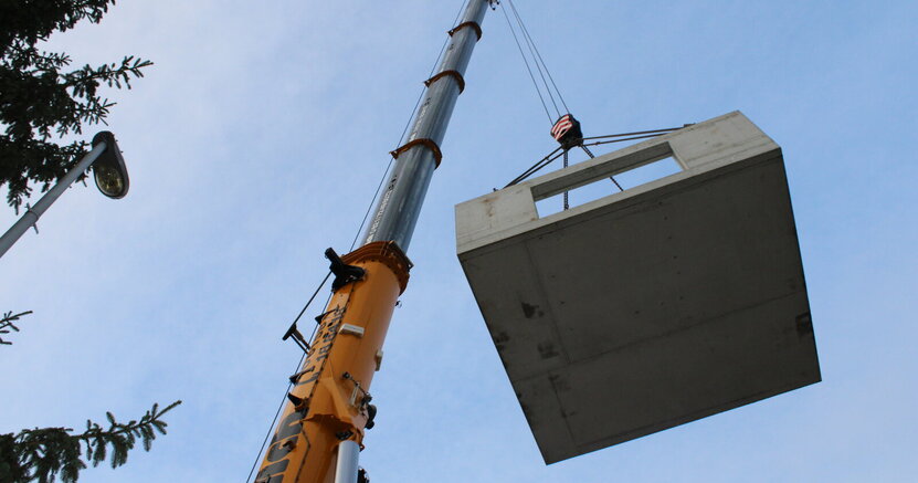 24 Tonnen am Haken: Das Vereinigungsbauwerk wird an die richtige Stelle gehoben. Ein Schwerlastkran hebt das Bauwerk an einem Haken in die Höhe.