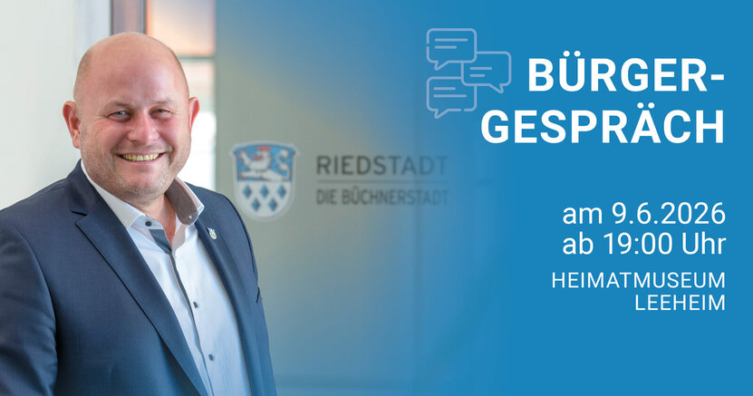 Links im Bild steht Bürgermeister Marcus Kretschmann vor einer Glastür mit dem Wappen der Stadt und der Aufschrift "Riedstadt Büchnerstadt". Rechts steht auf blauem Untergrund in Großbuchstaben: Bürgergespräch am 9.6.2026, ab 19:00 Uhr, Heimatmeuseum Leeheim