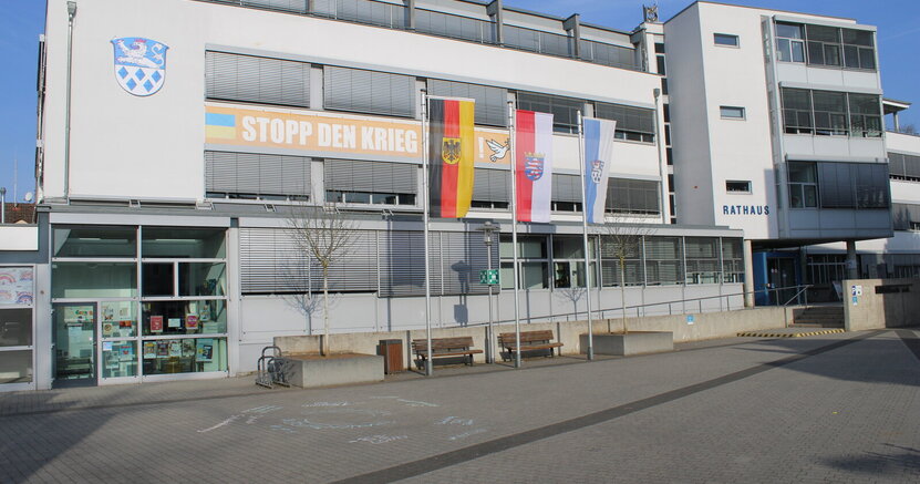 Das Standesamt im Riedstädter Rathaus ist am 21. und 22. April geschlossen. Das Riedstädter Rathaus von außen. Vor dem Gebäude wehen die Deutschlandfahne, die Fahne des Landes Hessen und die der Stadt Riedstadt
