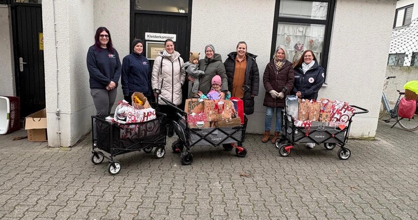 Bollerwagen voller Geschenke vor der Kleiderkammer des DRK.