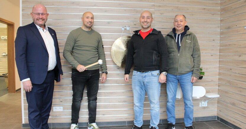 Bürgermeister Marcus Kretschmann, Giuseppe Caponegro, Giannino und Pietro Lalia (v.li.) mit Gong