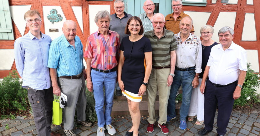 Das Gruppenbild zeigt in der vorderen Reihe (v.li.) Hans Kopp, Willi Maier, Klaus Hammel, Gudrun Grunenberg, Dieter Glock, Ernst-Ludwig Schaffner, Stadträtin Carola Friedrich und Erster Stadtrat Richard Kraft. In der hinteren Reihe (v.li.) Heinrich Hamma Vor dem Büchnerhaus stehen in der vorderen Reihe (v.li.) Hans Kopp, Willi Maier, Klaus Hammel, Gudrun Grunenberg, Dieter Glock, Ernst-Ludwig Schaffner, Stadträtin Carola Friedrich und Erster Stadtrat Richard Kraft. In der hinteren Reihe stehen (v.li.) Heinrich Hammann, Willi Bischoff und Ottmar Eberling.