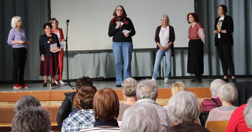 Gemeinsam auf der Bühne zum Weltfrauentag: Eva Stritzke, Annemarie Hinsberger, Christine Meister, Annette Meinecke, Kerstin Kalweit, Kassandra Waldhoff und Jennifer Muth (v.li.) Auf der Bühne stehen von links: Eva Stritzke, Annemarie Hinsberger, Christine Meister, Annette Meinecke, Kerstin Kalweit, Kassandra Waldhoff und Jennifer Muth (v.li.)