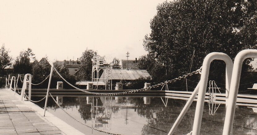 Ein undatiertes Foto aus der Anfangszeit des Freibads. Zu sehen ist ein altes Schwarz-Weiß-Foto mit dem Schwimmerbecken. Das Foto stammt aus der Anfangszeit des Freibads.