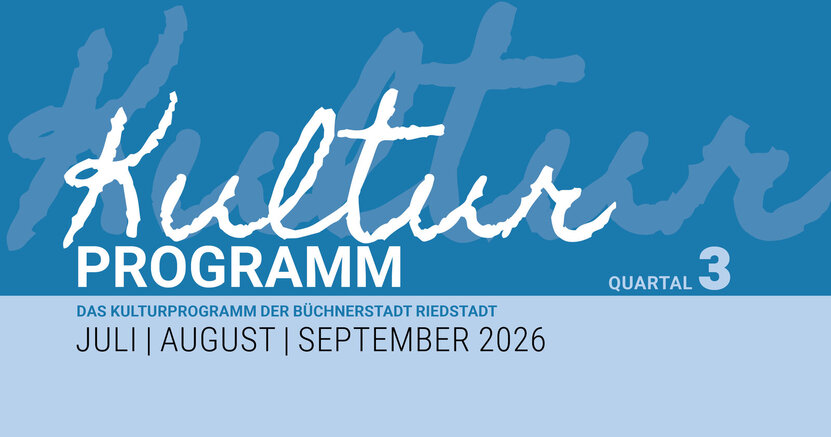 Abgebildet ist der obere Teil des Titelblatts mit der Aufschrift in Weiß "Kultur Programm Quartal 3 auf dunkelblauen Hintergrund. Darunter steht auf hellblauen Untergrund Juli/August/September 2026