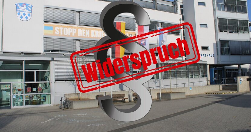 Auf dem Foto des Riedstädter Rathauses ist ein Paragraf-Zeichen mit einem roten Schriftzug "Widerspruch" gedruckt worden.