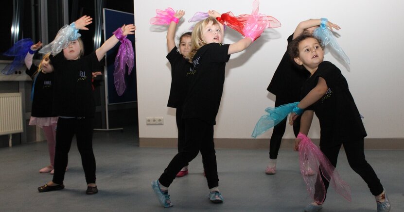 Die Zauberzwerge des TSV Goddelau bei ihrem Auftritt im Riedstädter Rathaus Die Zauberzwerge des TSV Goddelau schwingen bunte Tücher
