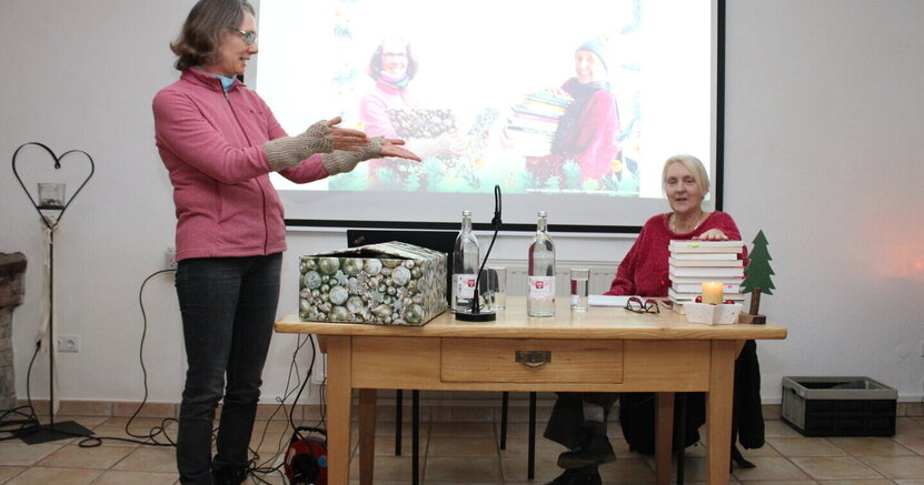 Büchereileiterin Anja Stark (links) präsentierte in der Kunstgalerie am Büchnerhaus Britta Röder und ihre Buchtipps für den Gabentisch.