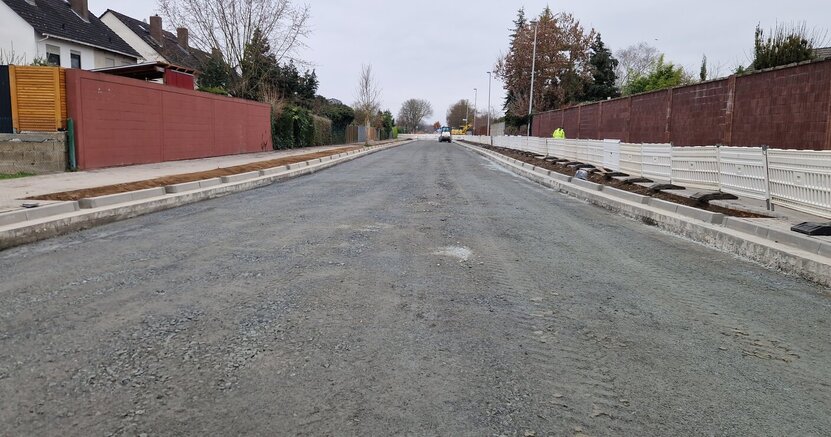 Vorbereitende Arbeiten für die Asphaltarbeiten auf der Geinsheimer Straße. Zu sehen ist der Bereich der Geinsheimer Straße, der ab 3. Dezember aspahltiert wird. Der Untergrund ist dafür geglättet worden.