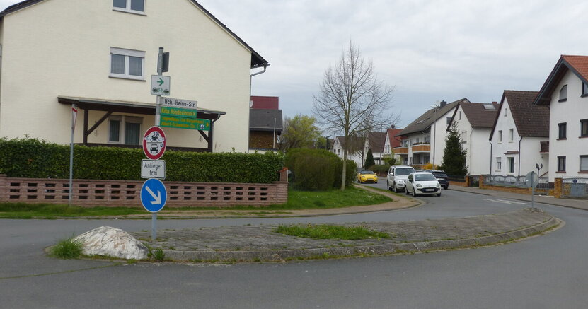 Die Innenfläche der Verkehrsinsel im Osten der Heinrich-Heine-Straße soll entsiegelt und in eine Grünfläche umgewandelt werden. Zu sehen ist die Verkehrsinsel auf der Heinrich-Heine-Straße vor dem Umbau.
