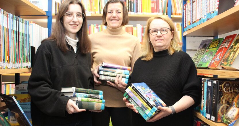 DasTeam der Stadtteilbücherei Goddelau mit Yarisha Garcia Raß, Barbara Niepoth und Sonja Laber (v.li.) DasTeam der Stadtteilbücherei Goddelau mit Yarisha Garcia Raß, Barbara Niepoth und Sonja Laber (v.li.) steht zwischen Bücherregalen. Alle drei Frauen haben Bücherstapel in der Hand.